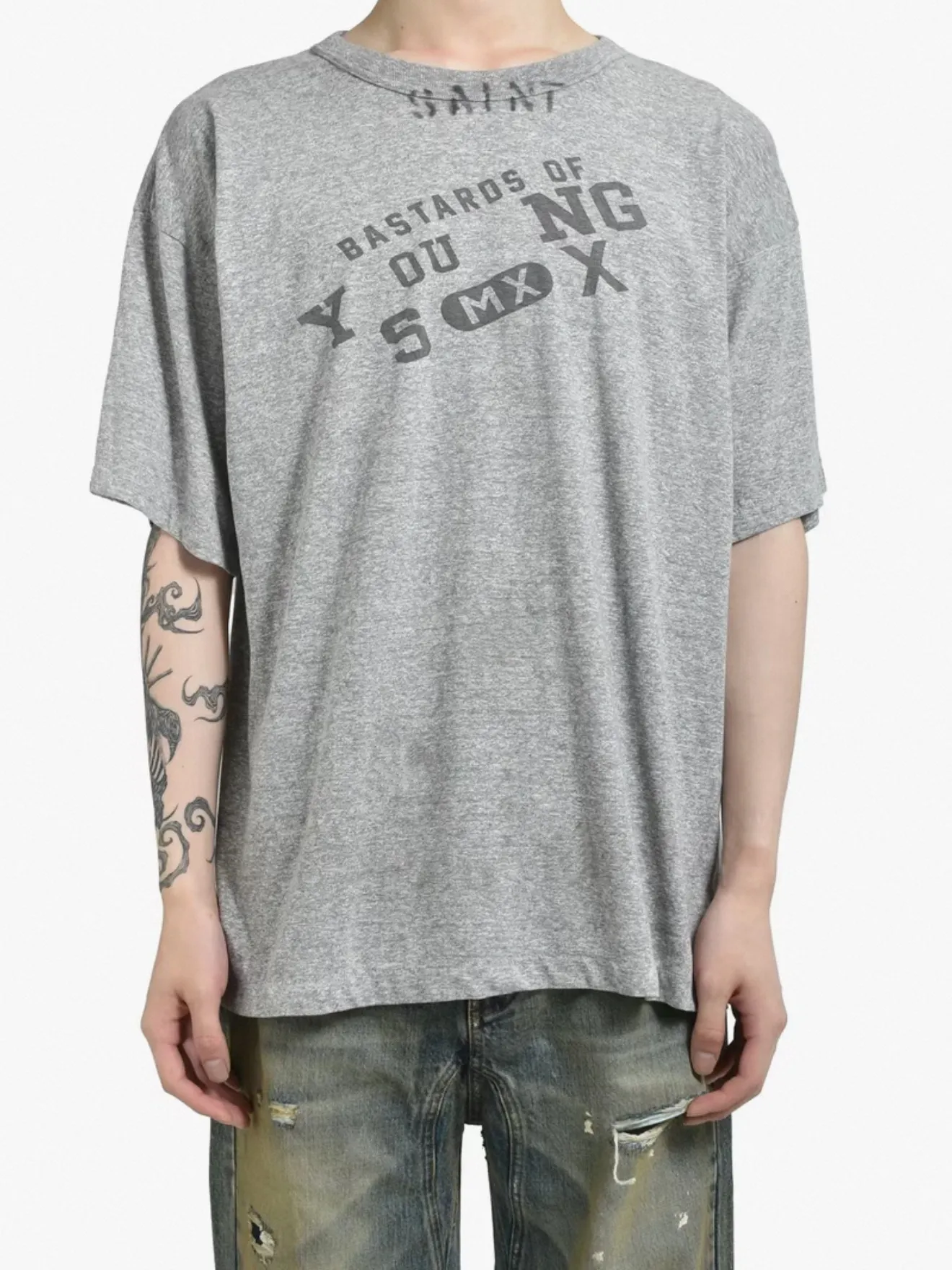 ❥8030 P116 Saint Mxxxxxx gray short-sleeved T-shirt, made of soft cotton fabric, comfortable and breathable. "BASTARDS OF YOUNGSMXOX" is printed on the front. It has a full street feel. The loose fit accommodates a variety of body shapes. It is suitable for daily casual or street wear. Size: (S-M-L-XL) Color: Gray